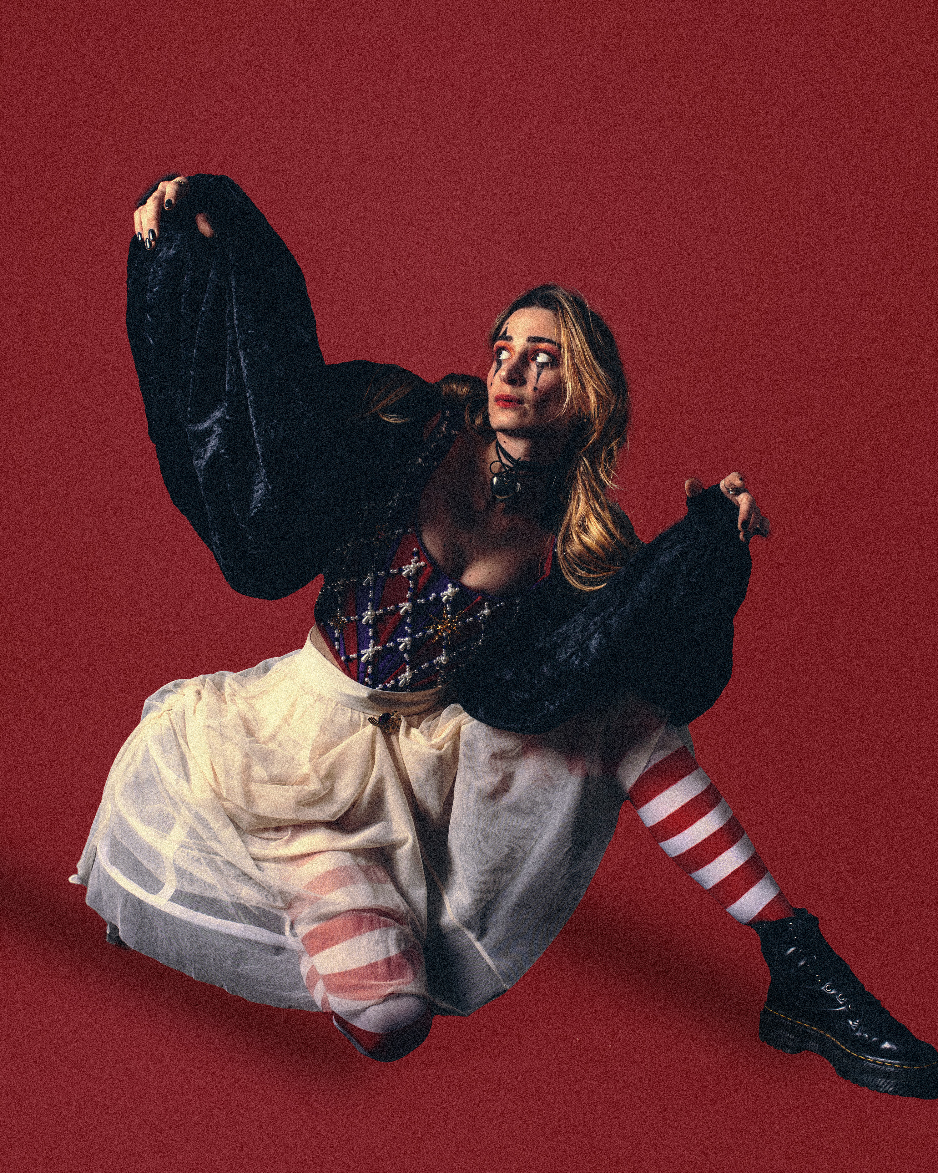 June The Girl en arlequin